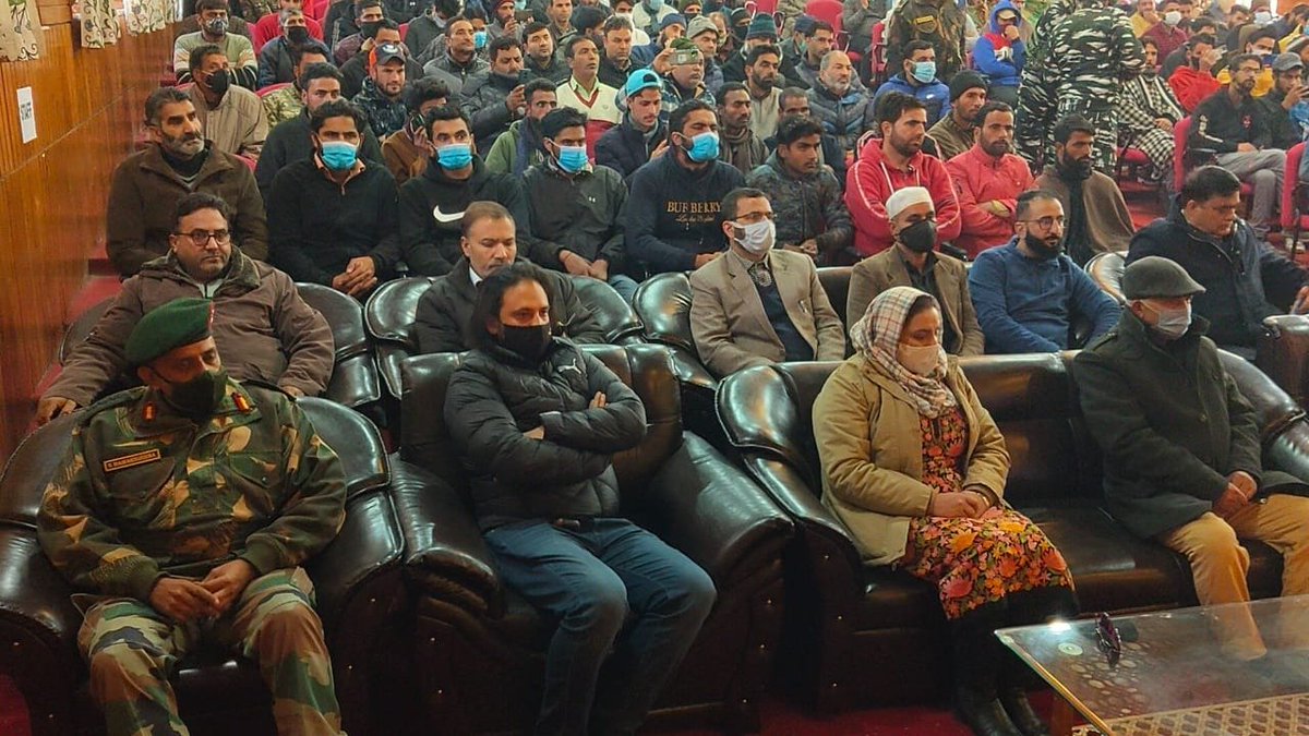 ChinarcorpsIA's tweet photo. A tribute to #GenBipinRawat by the Awaam of #Sopore, #Baramulla.

#Kashmir 
#CDSBipinRawat 
#CDSGeneralRawat 
@adgpi 
@NorthernComd_IA https://t.co/HoIFmjcD6I
