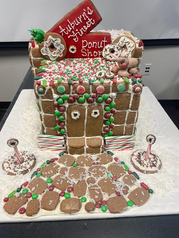AuburnWAPolice's tweet photo. If you haven't had a chance yet, go vote for APD's Gingerbread House in this year's Battle of the Badges!
We appreciate the effort @ValleyFire, but you just can't beat our incredible Donut Shop! #tistheseason #BattleoftheBadges #happyholidays #apd #vrfa https://t.co/8nfROHCaHY