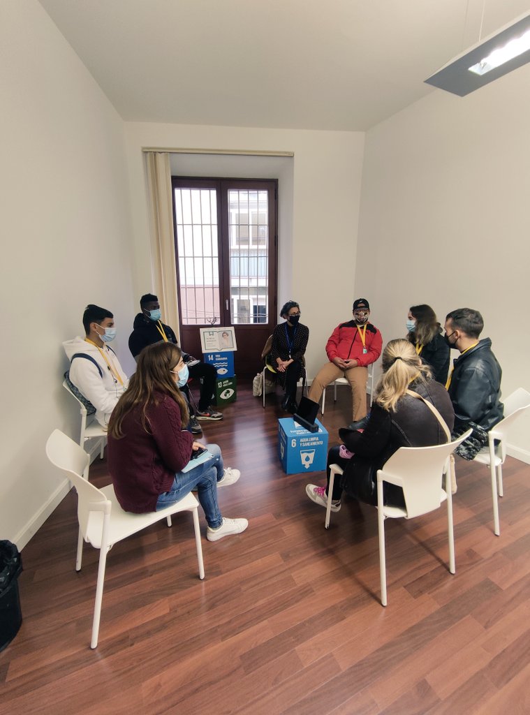 ArrabalAID's tweet image. En el centro #InnoSocialMálaga tiene lugar una nueva edición de #LiveLibrary. Expertos en tecnología e #InnovaciónSocial conversan en grupos reducidos formados por jóvenes con el fin de aclarar conceptos y favorecer el intercambio de experiencias.