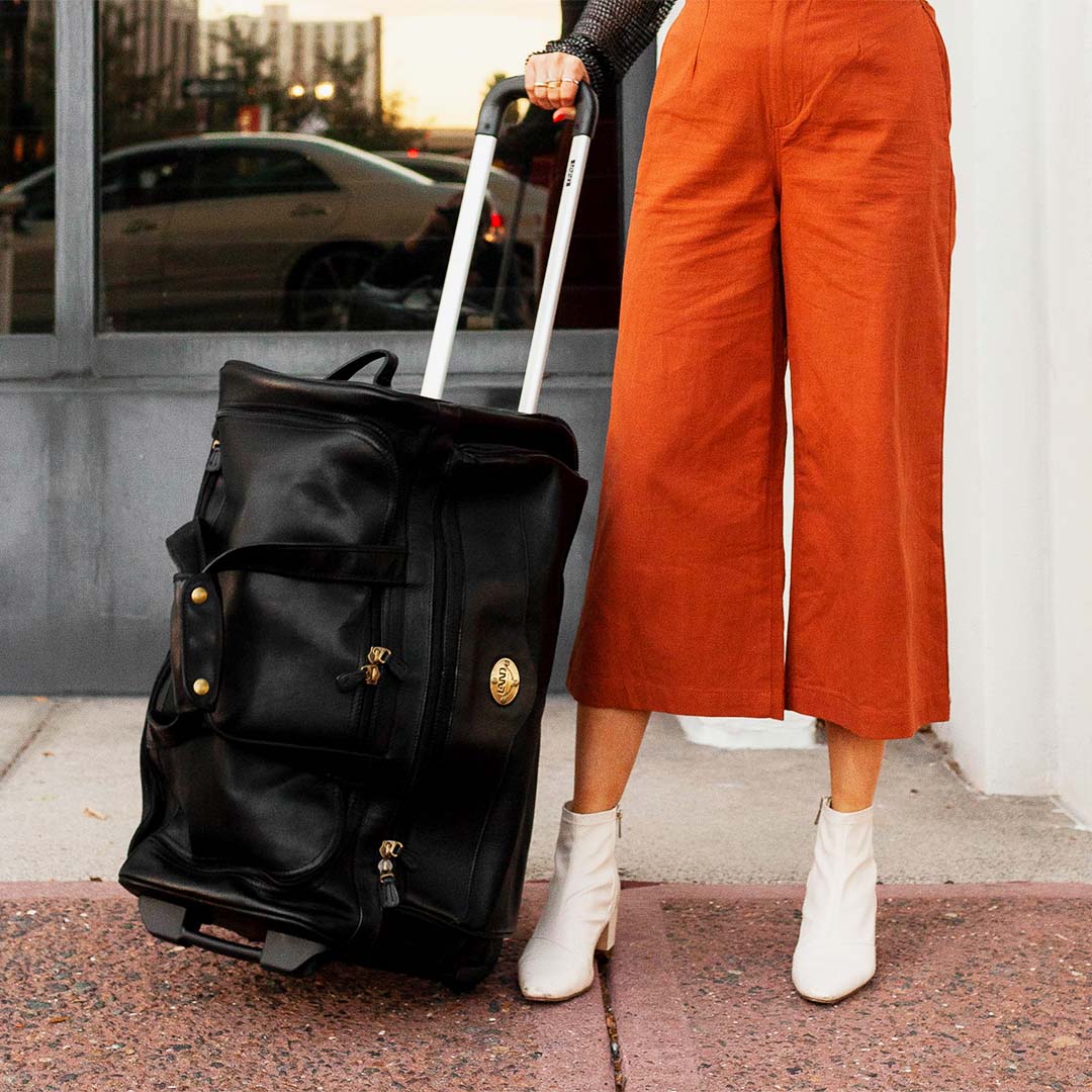 land_leather's tweet photo. Off on your next adventure, our Santa Fe Cruiser Wheeled Duffel Bag can handle it all.
#PassionDiscoversAdventure
#landleathergoods #backpacktraveler #leatherlovers #travelgift #luxuryleathergood #leatherfashion #leatherbackpack #neverstopexploring #landleather https://t.co/KSGmAT45Om