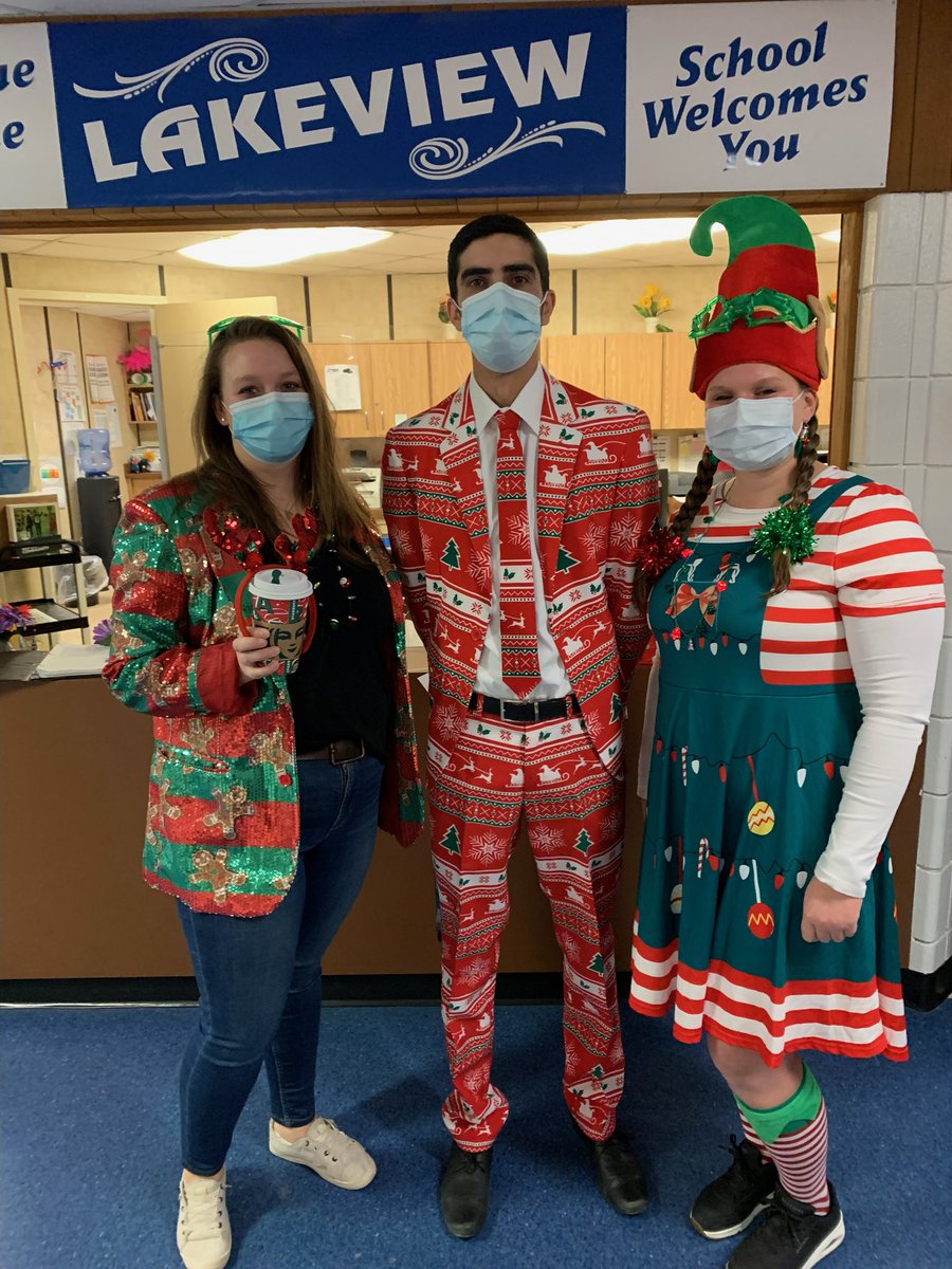 It’s Holiday Colours Day!   Enjoying the season. #schoolspirit #funatschool #spslearn