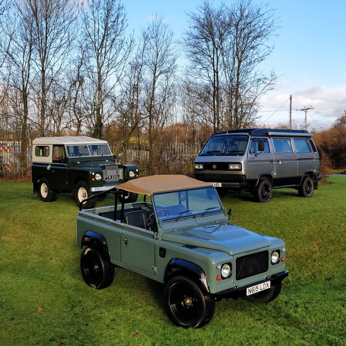 elecclassiccars's tweet image. Which electric 4x4 would you choose for an off-road weekend adventure? 😁⚡👍 #landroverseries2a #landroverdefender #vwsyncro #electricoffroad #offroad #landrover #electriclandrover #electricvw #vwcamper