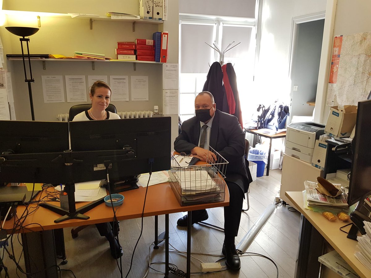 PR_Evreux's tweet photo. Durant deux jours, le parquet a eu le plaisir d'accueillir Monsieur le Sénateur d'Eure-et-Loir Daniel GUERET, venu en "immersion" au sein de notre équipe pour mieux connaître nos missions et nos conditions de travail, notamment au TTR. Expérience très riche pour les deux parties. https://t.co/U9J2Kvah5S
