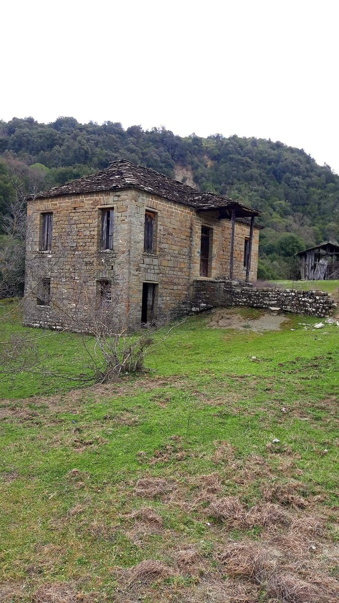 Κάπως έτσι ήταν το σπίτι του παππού στα Τζουμέρκα..πιο μικρό ...και έχουμε κοιμηθεί 15 εγγόνια στροματσαδα δίπλα στο τζάκι... Αξέχαστες στιγμές..