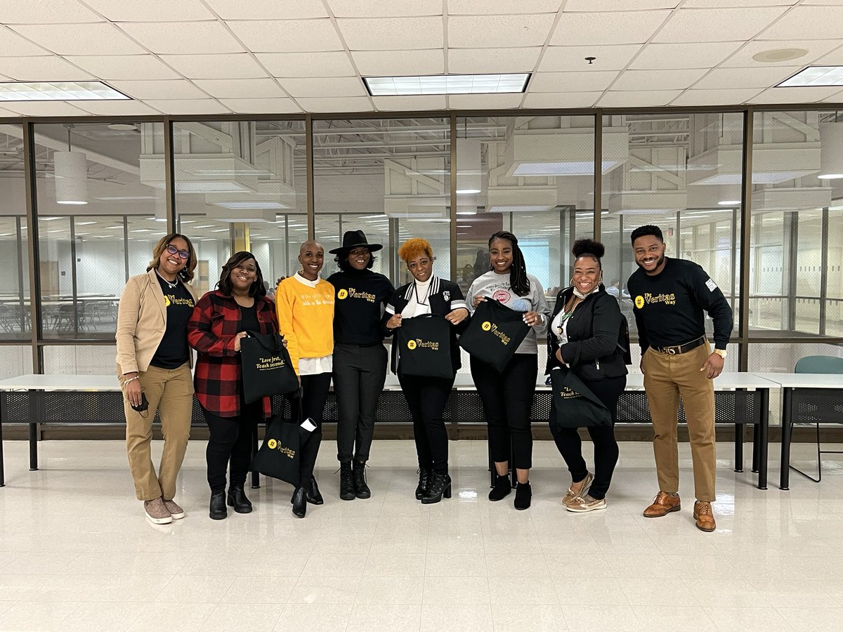 tamekaathomas's tweet photo. How wonderful! Brandon Fleming and his team delivered gift bags to my ELA Specialist who attended the session! Love the personal touch! @apsupdate @TheVeritasWay https://t.co/BMsIXCOxYE