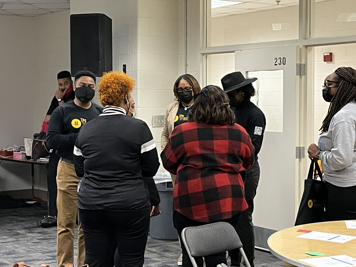 tamekaathomas's tweet photo. How wonderful! Brandon Fleming and his team delivered gift bags to my ELA Specialist who attended the session! Love the personal touch! @apsupdate @TheVeritasWay https://t.co/BMsIXCOxYE