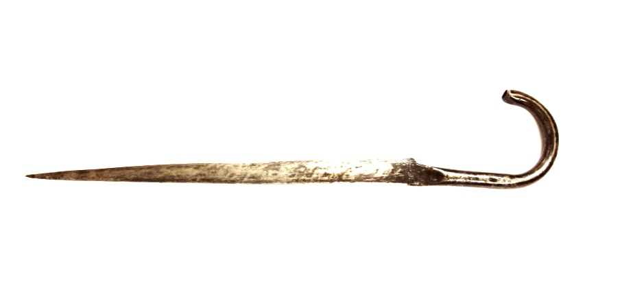 Unsuk used by Didayi tribe. Item collected from Kudumuluguma, Malkanagiri, Odisha.

Its an iron knife with a hollow handle(welded to the blade). It is designed to be hung from the shoulder

At Odisha State Tribal Museum

#Malkangiri #Odisha