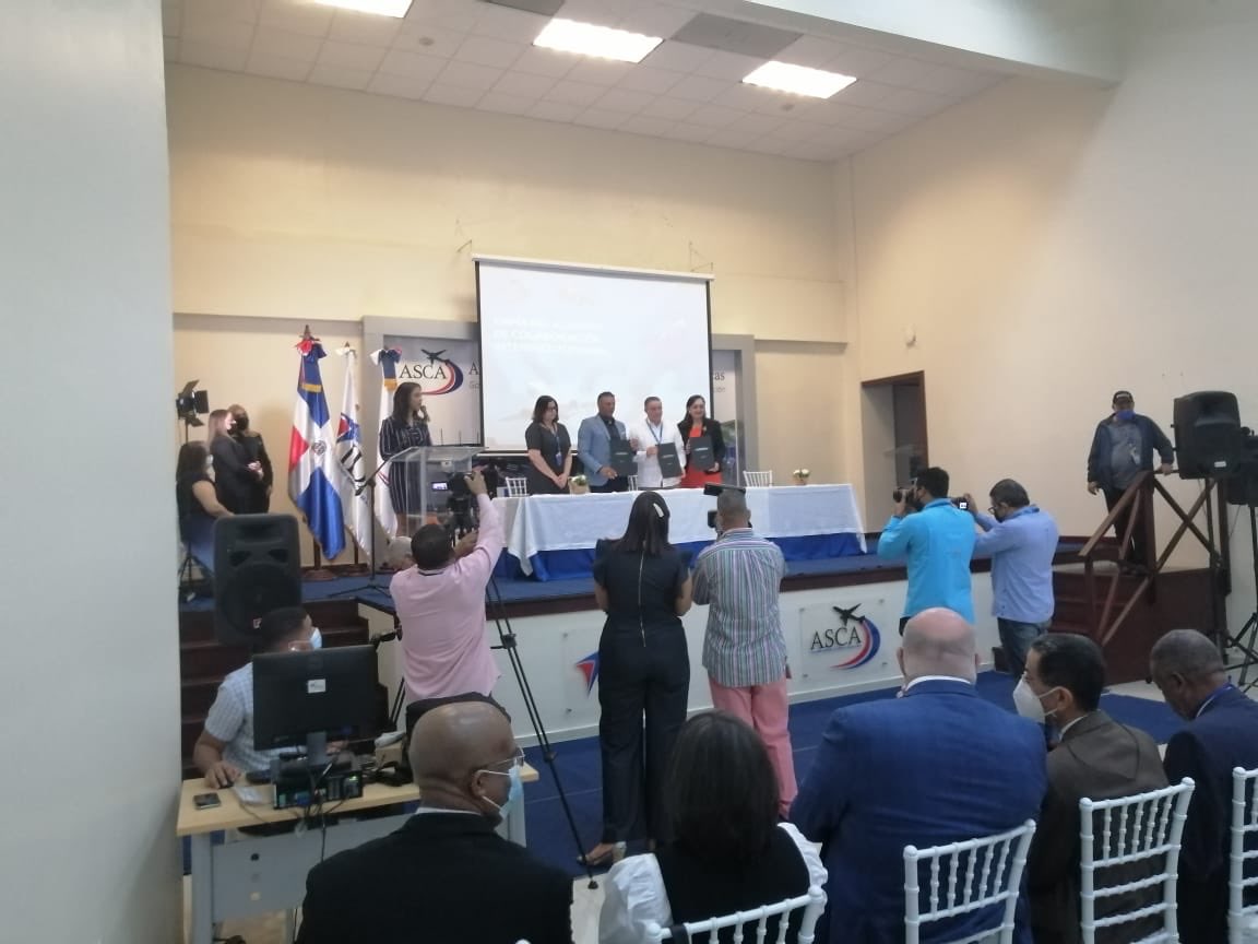Hoy firmamos convenios entre el <a href="/IDAC_SO/">IDAC_SO</a> y el <a href="/asca_rd/">ASCA</a> en favor de nuestros miembros que tendrán descuentos en el simulador de vuelo y los cursos relacionados con nuestra industria.Esto es una forma de cooperación mutua y esperamos seguir fortaleciendo nuestros lazos de amistad.