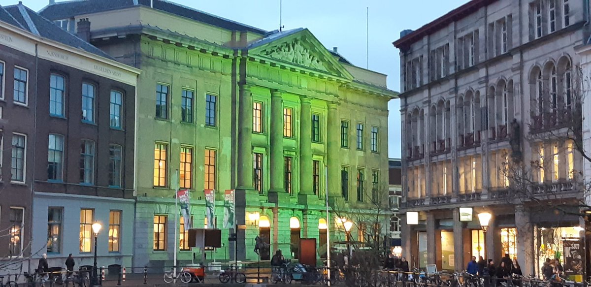 Het grondrecht om asiel aan te vragen moeten álle lidstaten van de Europese Unie respecteren. Met dit groen verlichte stadhuis laten we zien dat we als #mensenrechtenstad deze fundamentele rechten eerbiedigen. Bijvoorbeeld door opvang van vluchtelingen. Op initiatief van #raad030