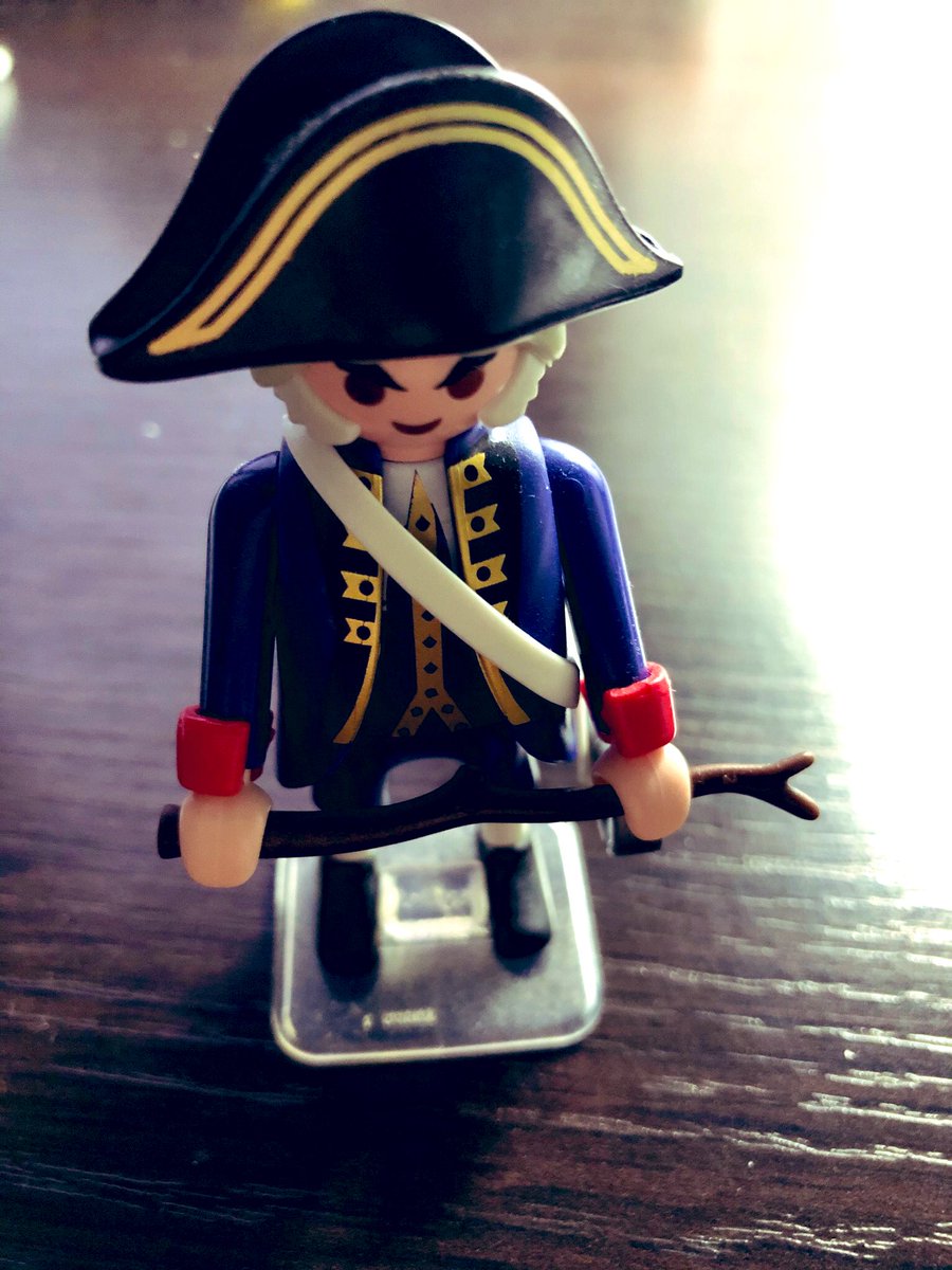 En esta santa casa ningún juguete hace huelga porque este señor no deja a nadie holgazanear. Está dispuesto emplear la vara para aplicar la rigurosidad de las Reales Ordenanzas Navales. Da hasta miedo. Por supuesto, es el primer contramaestre de la casa.