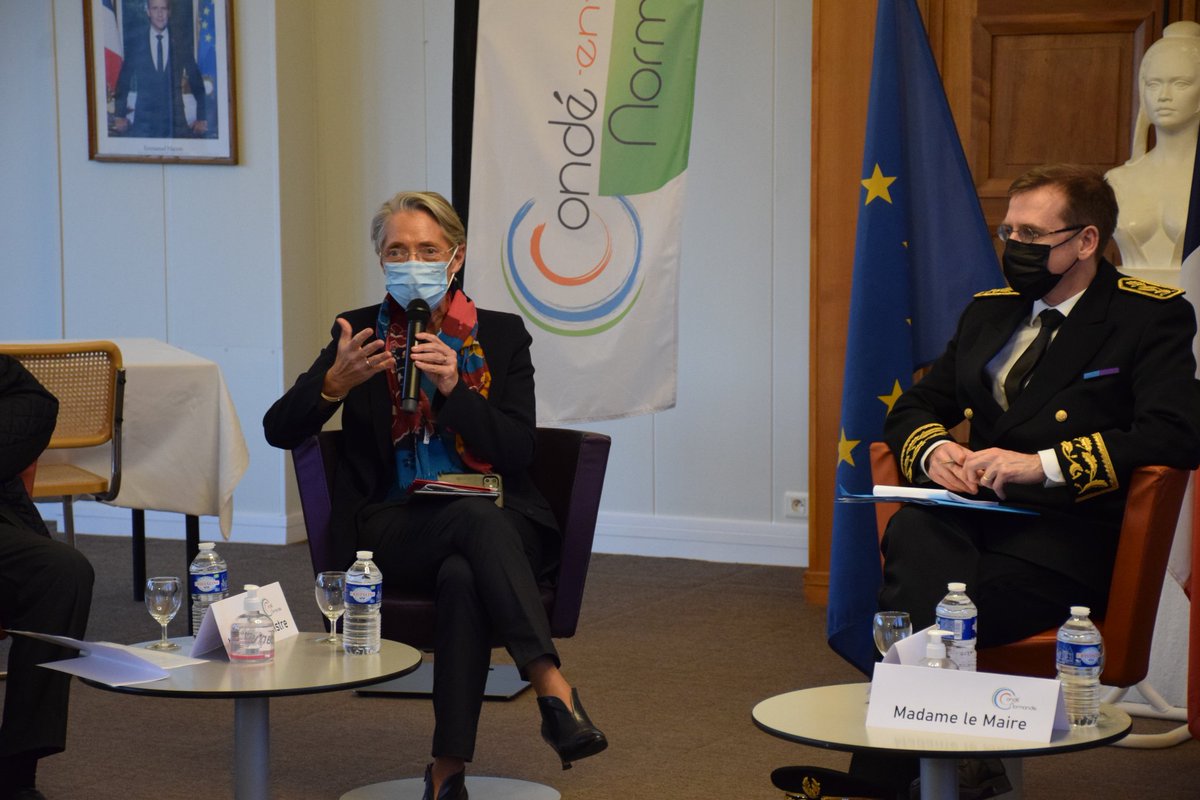 Prefet14's tweet photo. Les acteurs économiques du #Calvados sont réunis autour d'@Elisabeth_Borne pour aborder leurs difficultés de #recrutement. C'est l'occasion de faire un point sur le "plan de réduction des tensions de recrutement " lancé fin septembre pour répondre aux besoins des entreprises. https://t.co/ZmZKGS7ym4