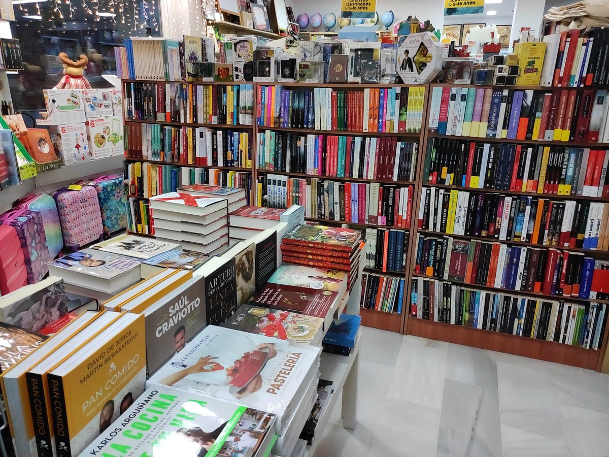 bibliosekab's tweet photo. Un ratito en librería Celeste de El Ejido, qué maravilla!! Amigos de nuestra biblioteca escolar #leer https://t.co/sug5Un5Dbl