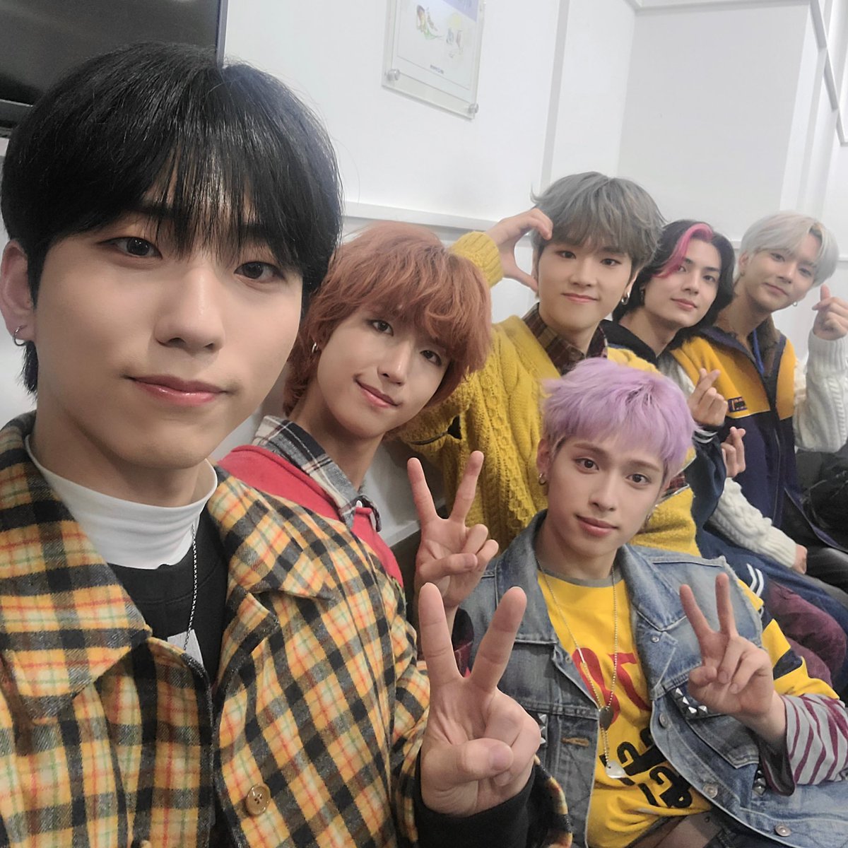 💌 behind !! #XdinaryHeroes #XdinaryHeroesDebutStage #XdinaryHeroesInMusicBank #Gaon