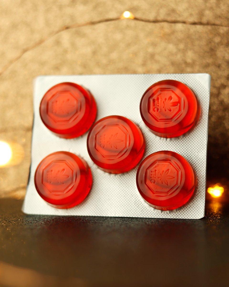 PureExtracts_CA's tweet photo. Feeling blue from all the cold? Warm up with our Fire Burst Cinnamon #PureChews 🔥 With flavour notes of bold cinnamon, 2mg of THC/chew, and a blister pack to keep them fresh, these gummies are here to provide you with a cozy evening, no matter the weather ✨🌨️#pureextractscorp https://t.co/wWYPOpD8Y1