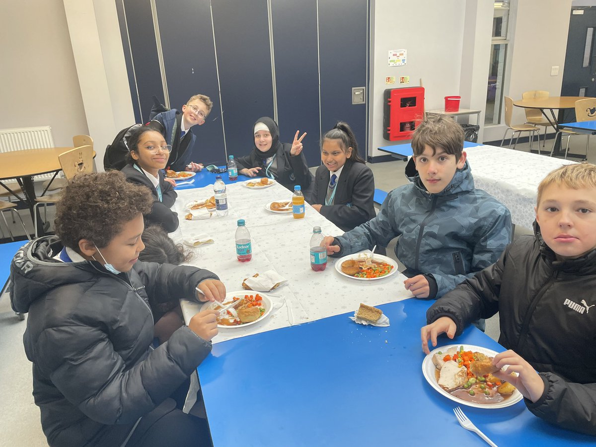 TransitionHeys's tweet photo. Some more students enjoying their Christmas dinner 2/2 @SchoolHeys https://t.co/Qxh0HfYRCg