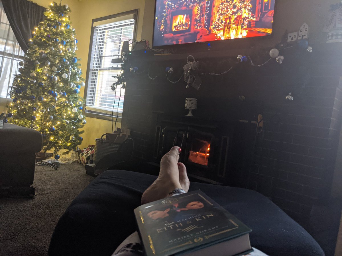 SheRolesLikeDat's tweet image. Finals done. Last assignments in. Let Christmas break commence. #pueblocommunitycollege #studentlife  #criticalrole #critters #readingforpleasure #Christmas