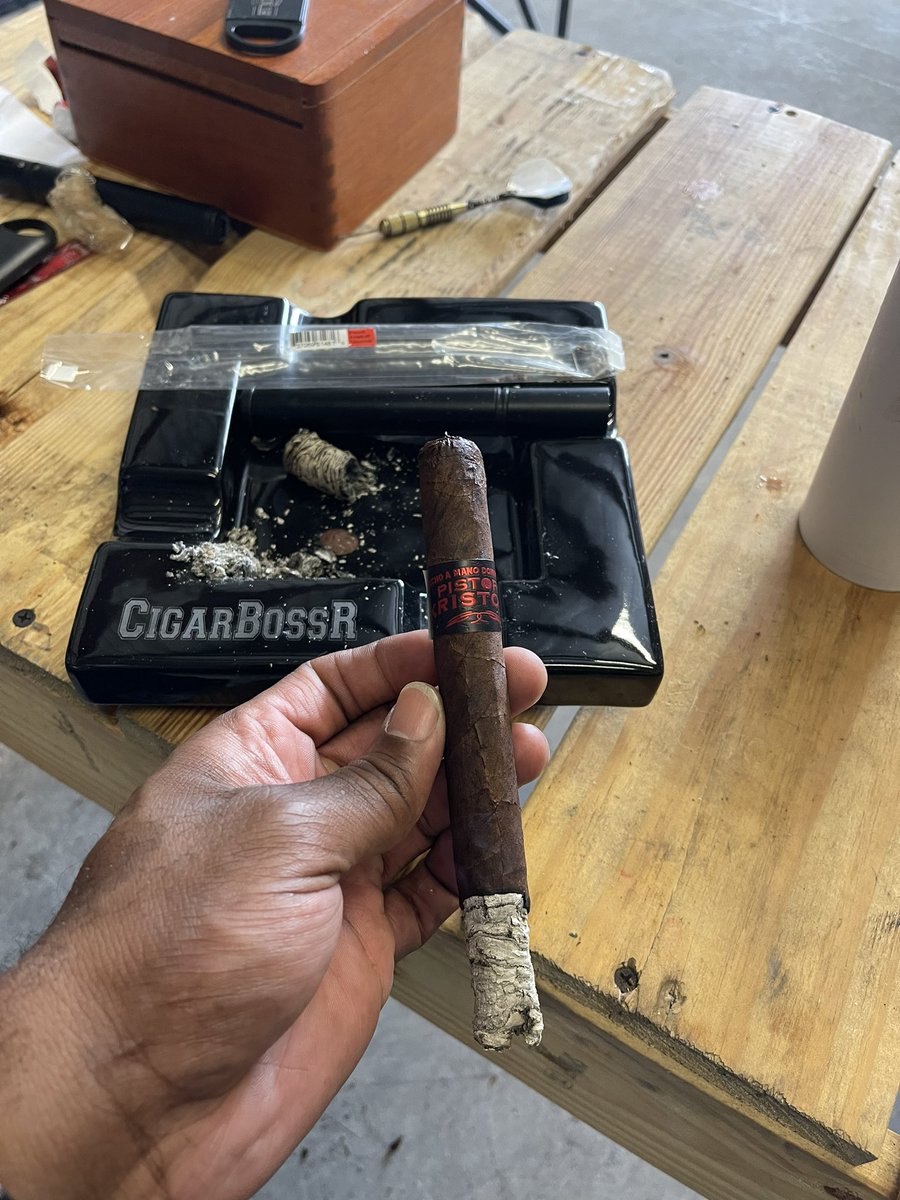 CigarbossR's tweet photo. End of the week and Blessed to be here…. Friday workflow w/@CigarTighe smoking @kristoff_cigars #pistoff well built great notes https://t.co/IC3qbKnF9Q