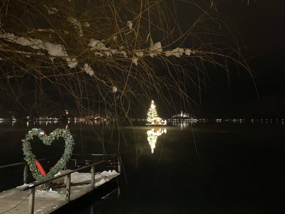 SloveniaInfo's tweet photo. 🎄✨While December is a time of joy and relaxation, you need to take care of your safety and the safety of others when visiting #December events and fairs due to the epidemiological situation related to Covid-19.  
~ https://t.co/iX0DvJPJmL

📌 @BledSlovenia  

📸 @TincaMarinca https://t.co/2g5uf9Lbas
