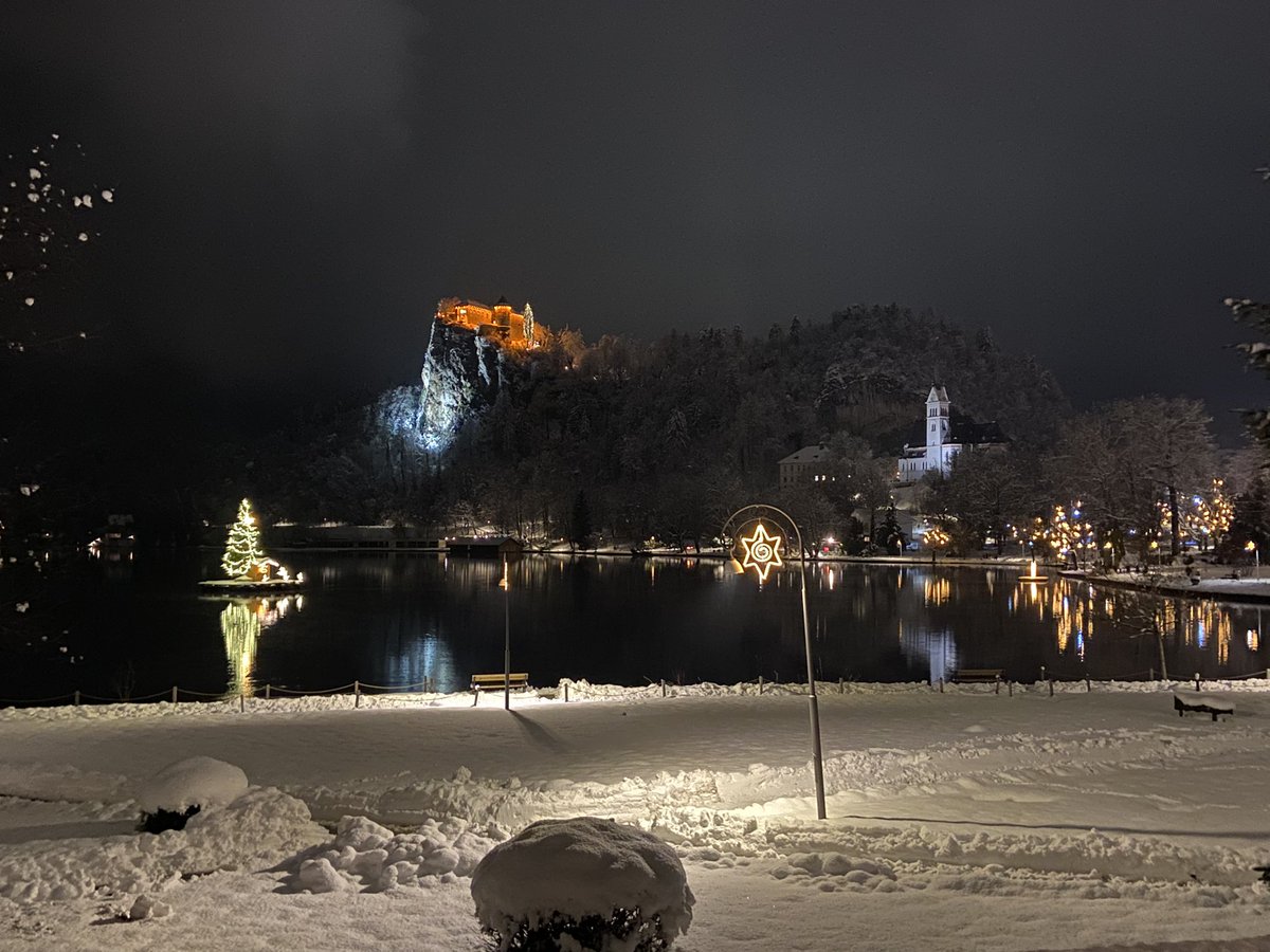 SloveniaInfo's tweet photo. 🎄✨While December is a time of joy and relaxation, you need to take care of your safety and the safety of others when visiting #December events and fairs due to the epidemiological situation related to Covid-19.  
~ https://t.co/iX0DvJPJmL

📌 @BledSlovenia  

📸 @TincaMarinca https://t.co/2g5uf9Lbas