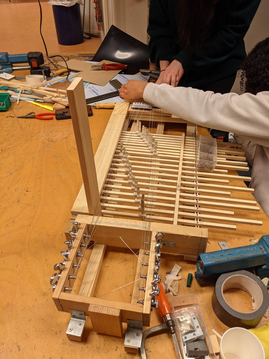 FABklas's tweet photo. Een paar plaatjes van vandaag. Er is weer een veelvoud aan technieken, ideeën en materialen te zien. Heerlijk toch? Een instrument, een vuurtoren in wording en een eigen racestuur voor aan je computer (helemaal zelf ontworpen en geprogrammeerd). #makered https://t.co/1vr6bir3PT