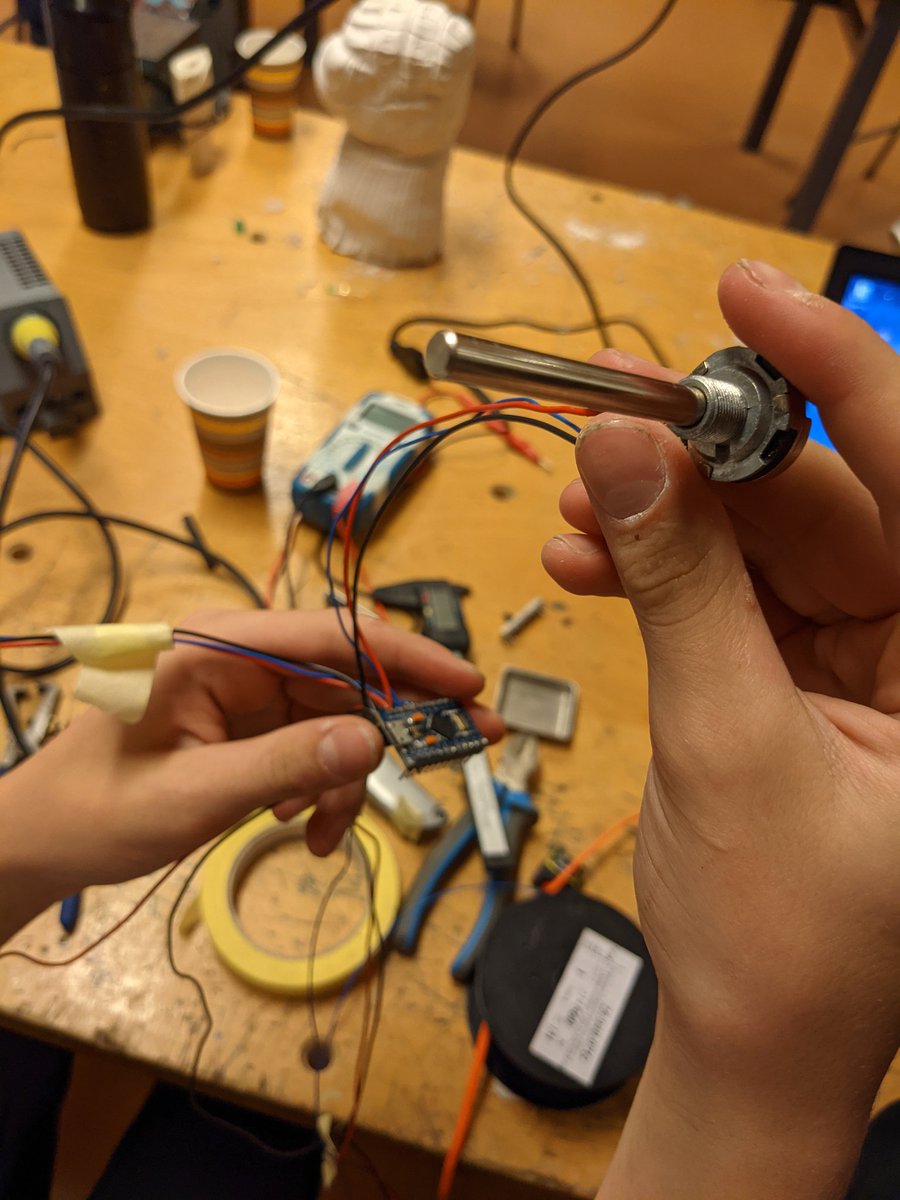 FABklas's tweet photo. Een paar plaatjes van vandaag. Er is weer een veelvoud aan technieken, ideeën en materialen te zien. Heerlijk toch? Een instrument, een vuurtoren in wording en een eigen racestuur voor aan je computer (helemaal zelf ontworpen en geprogrammeerd). #makered https://t.co/1vr6bir3PT