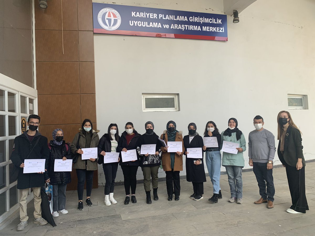 Kariyer Merkezimiz ve İŞKUR işbirliğiyle düzenlediğimiz üçüncü grup İş Kulübü eğitimlerimizi de tamamladık. Sertifikalarımız ile toplu fotoğrafımız olmazsa olmazımız.
<a href="/gaziantepUniv/">Gaziantep Üniversitesi</a> 
<a href="/TurkiyeIsKurumu/">İŞKUR</a> 
<a href="/iskurgaziantep/">İŞKUR Gaziantep</a> 
<a href="/iskulupleri/">İŞKUR İş Kulüpleri</a>