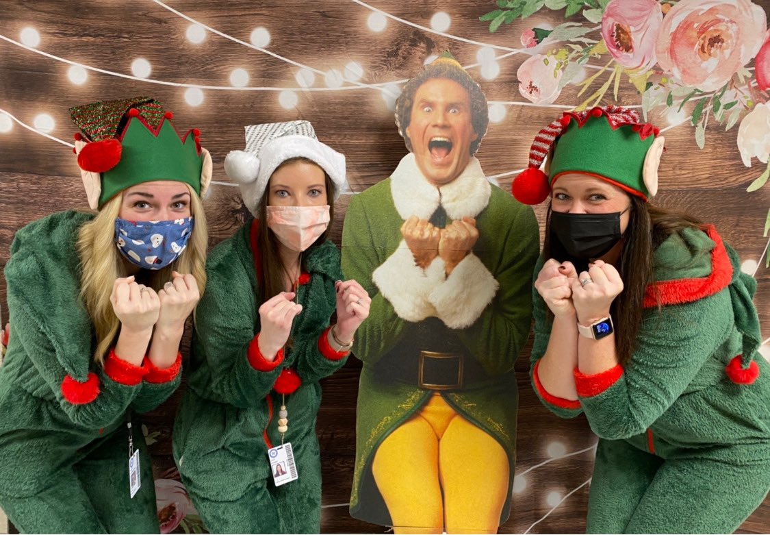 The best way to spread Christmas cheer is sharing hot cocoa to all who are near! <a href="/mrskelseysinger/">Kelsey Singer</a> <a href="/jenelliottttu/">Jennifer Elliott</a> #RISDPowerofLove #RISDlitandint