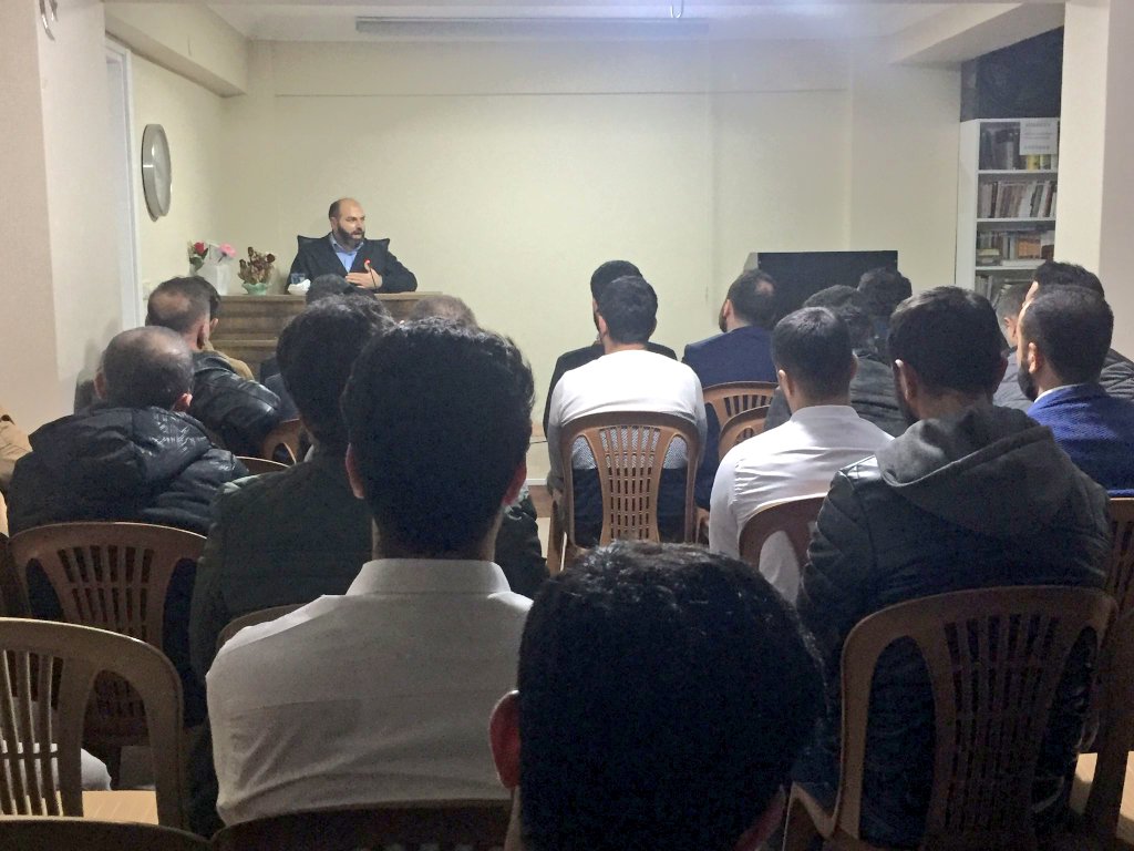 Her hafta perşembe günü
düzenlemiş olduğumuz Tefsir Dersi Programımız İbrahim  Güvenmez Hocamızın katılımıyla  devam ediyor.
Programımızdan kareler;