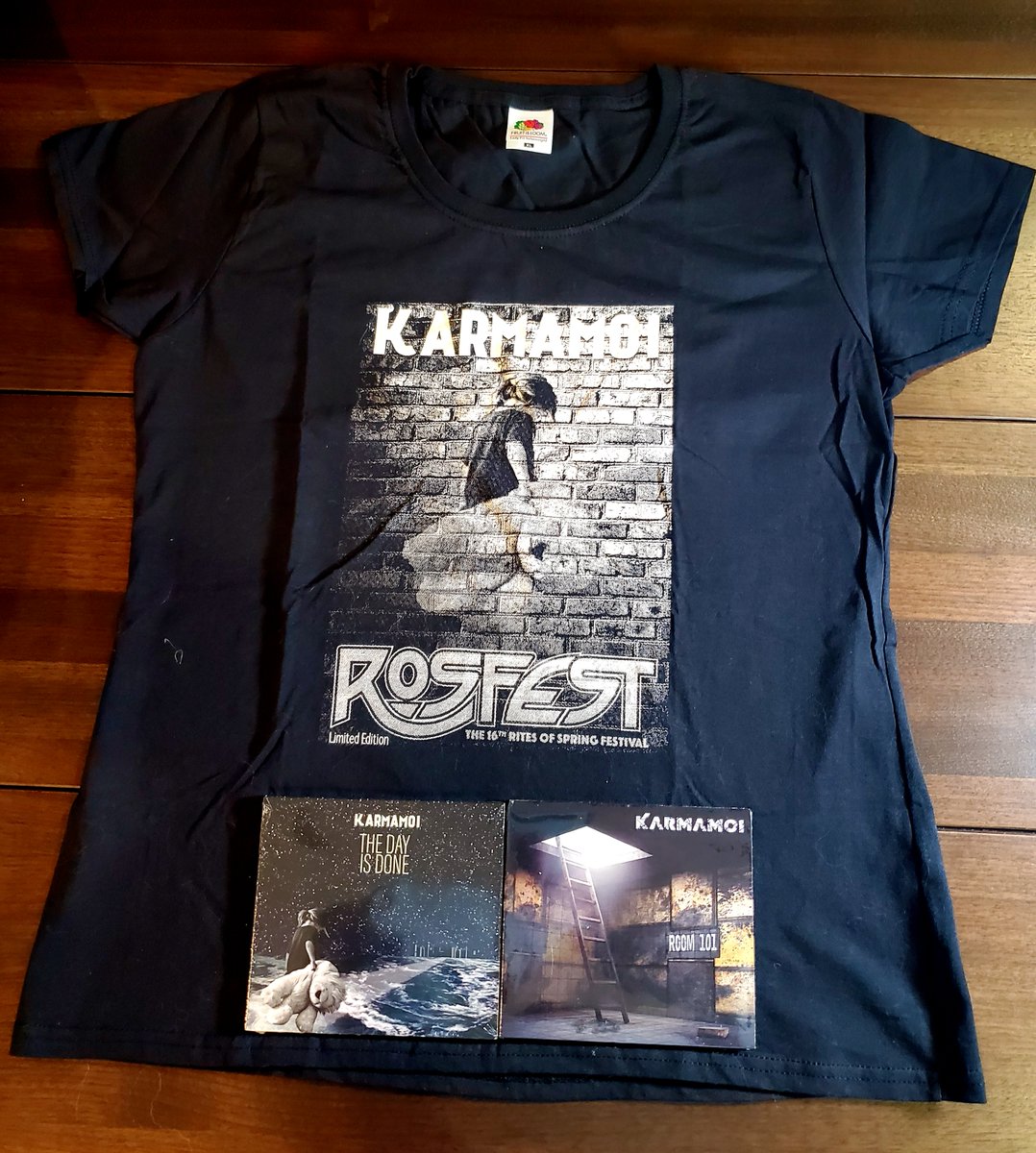 ProgRockDotCom's tweet photo. Like Italian prog? You can purchase @karmamoirock's latest CDs at https://t.co/Yop9YvJteI. You can even pick up a t-shirt! #progrock #progrockessentials https://t.co/ScVBr2ig57