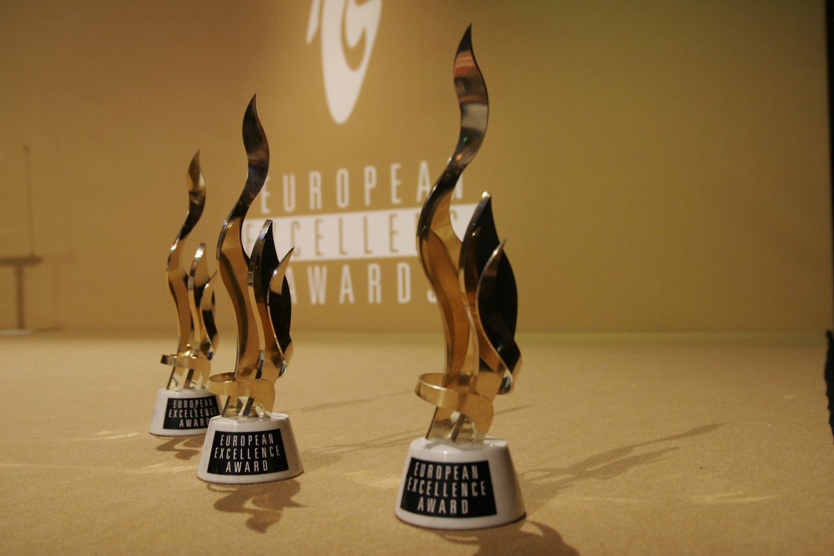 OYM_agency's tweet photo. 𝗕𝗹𝘂𝗲 𝗧𝗶𝗿𝗲 = 𝗚𝗢𝗟𝗗! 🔥😱

Een European Excellence Award in de categorie Sports &amp; Lifestyle. 🏆

Gefeliciteerd @swapfiets &amp; @JumboVismaRoad!

#EEA2021 https://t.co/2oT7vAEbYa