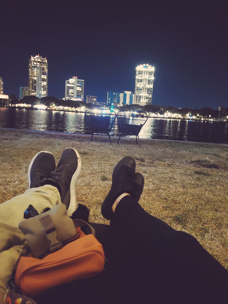 batgrlskywalker's tweet photo. Downtown living with my little family 🖤
Btw check out Paisleys backpack. 😍 https://t.co/8c5HMUB6Ke