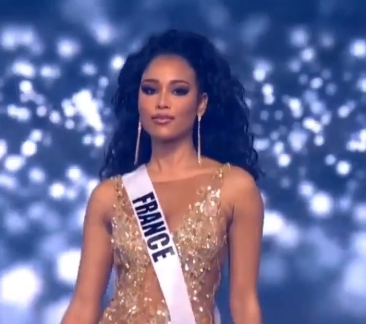lxurine08's tweet photo. Clémence Botino n’est clairement pas venue pour enfiler des perles #MissUniverse #MissFrance2022 https://t.co/x0unkhpUCS