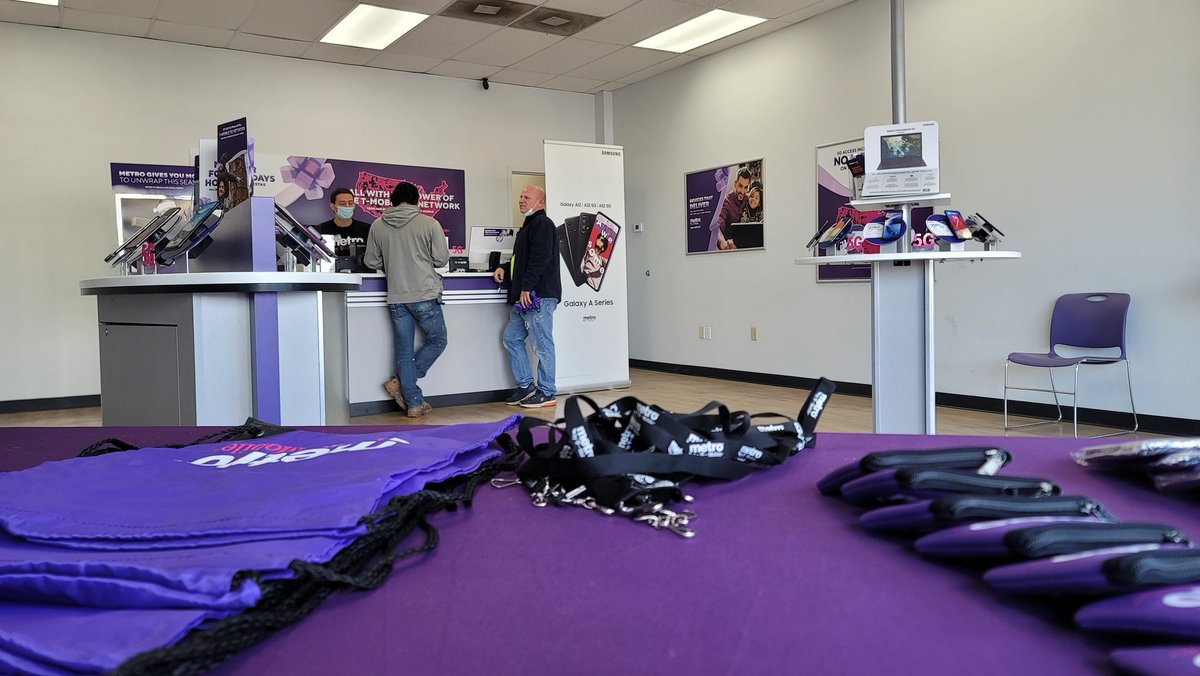 Crackin smiles and movin boxes!! 💪🏾💪🏾💪🏾 #MetroByTMobile