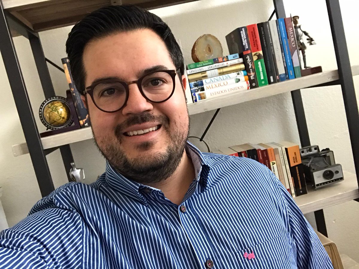 ConectaArizona's tweet photo. El experto en liderazgo @ricardomb85, de @CPLCdotORG y @HliTucson, respondió una hora de preguntas en esta entrevista de la audiencia de @ConectaArizona en La Hora del Cafecito en WhatsApp, con la moderación de @MaritzaLFelix. Todas sus respuestas, en breve en nuestro newsletter. https://t.co/gdg24L187l
