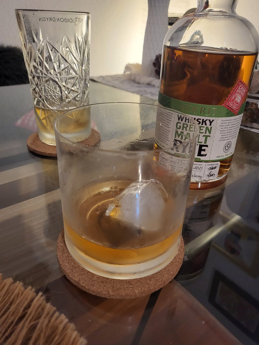 Ainelda's tweet photo. Me he pasado por la Feria del Producto de #Cantabria y no he podido resistirme a llevarme una de las 5 botellas de #whisky #Siderit que quedaban. Han vendido toda su primera edición limitada en 9min😃 Impresionante el toque a sherry. !A vuestra salud! https://t.co/9KqqqXPtjd