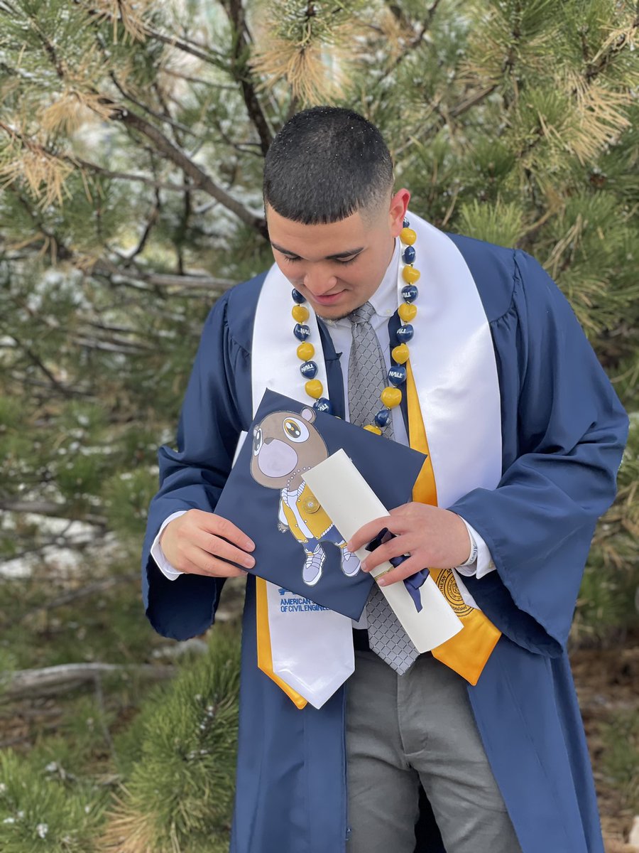 Turc__'s tweet photo. Graduation 🧸 #NAUgrad https://t.co/a8ZknlOlPT