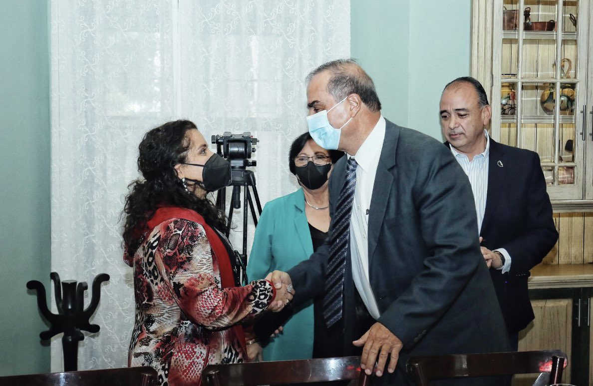 Sostuvimos encuentro con integrantes del <a href="/CCEDGOMX/">CCE DURANGO</a>.

Reconociendo el trabajo y liderazgo del Lic. <a href="/miguelcastrom/">Miguel Castro M</a>, Pdte. del Consejo de Empresarios👨🏻‍💼 de #Durango, esta tarde aprovechamos para desear unas felices fiestas✨ a los agremiados de esta importante cámara empresarial.