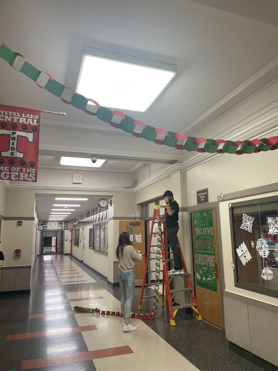 Snow much fun decking the halls with <a href="/CLCstuco/">CLC Student Council</a> 🎅🏻🎄☃️