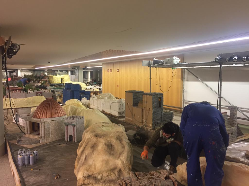 Siguen los trabajos en el Forum. Después que <a href="/aiburgaleses/">Aislamientos Burgaleses</a> nos diera volumen a nuestras montañas , y de que pinturas GOMEZ SAEZ nos proporcionara las pinturas y Sprays, los chicos de @SERGARE nos dan color a las mismas diferenciando ESPACIOS. #NAVIDAD #BURGOS