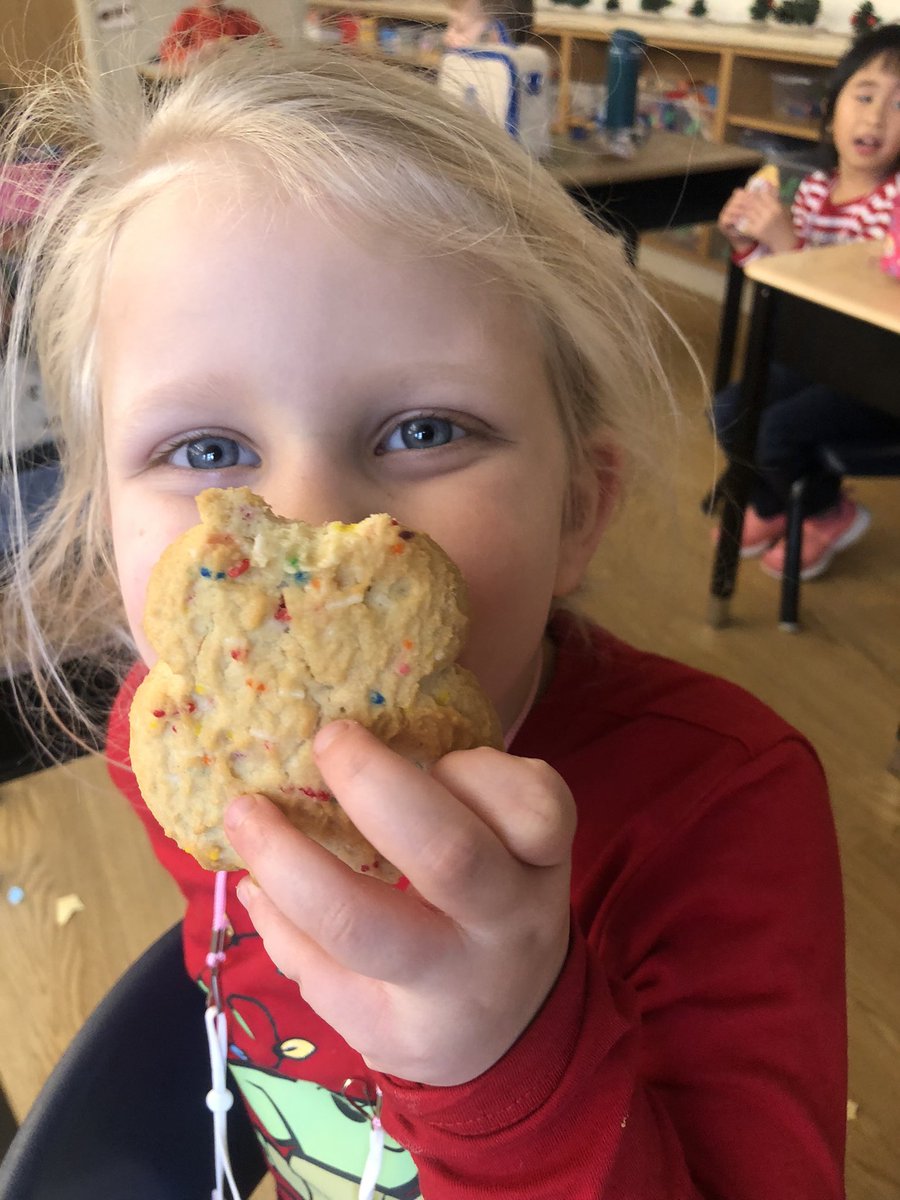 Thank you <a href="/HolyRosaryM/">Holy Rosary, Milton</a> for the special treat on Joy Day! Our students LOVED the snowman cookie! ❤️💚 #hcdsbk