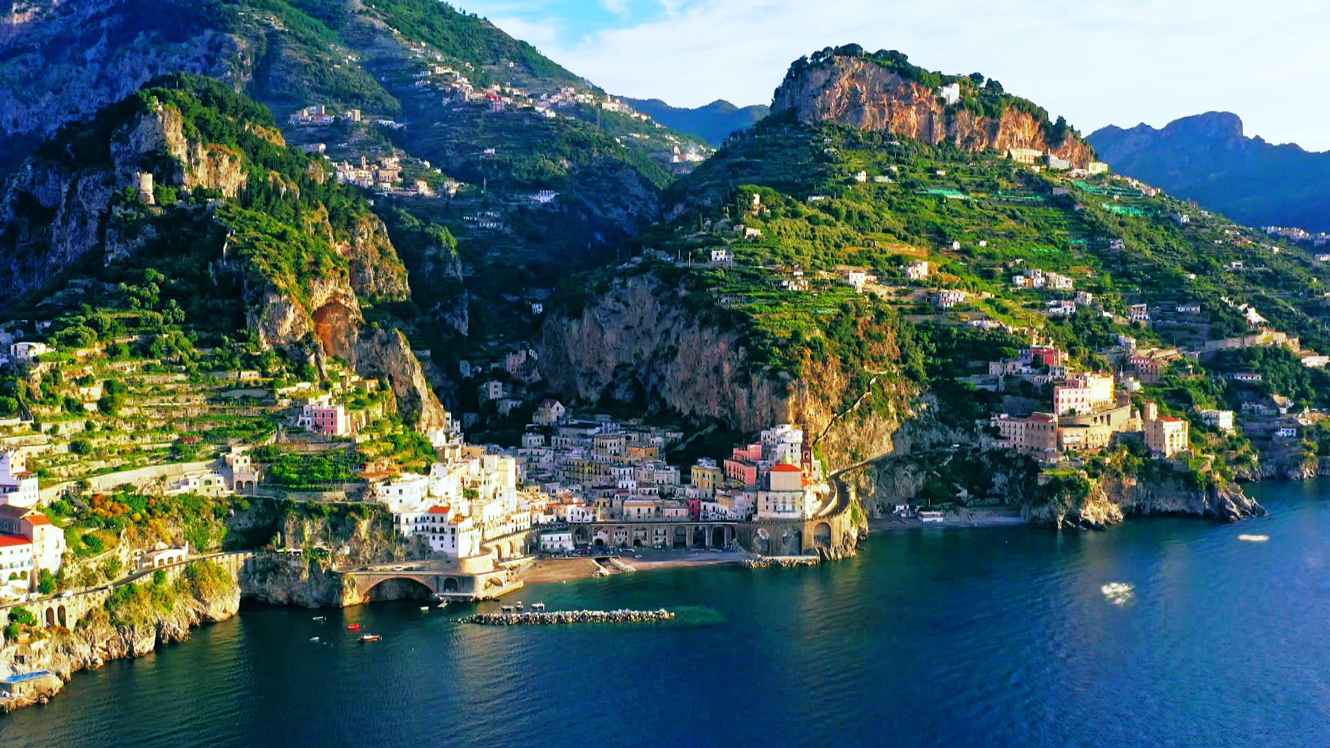 世界遺産 人がつくった絶景も 今年はいろいろありました 断崖に町が点在する イタリアのアマルフィ海岸 世界一美しい海岸 と言われます 今年放送した世界遺産40か所すべてお見せする ベストショット21 で紹介します 明日午後6時放送です