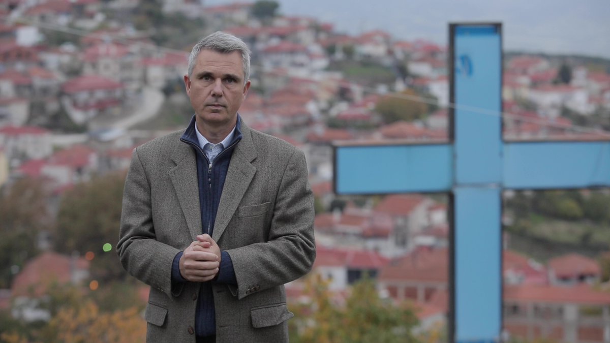 Ο <a href="/antonisfourlis/">Antonis Fourlis</a> και η κάμερα του #SpecialReportGR επισκέφθηκαν τη Βερδικούσια, ένα ορεινό χωριό του Δήμου Ελασσόνας που εν καιρώ πανδημίας καταγράφει ένα αρνητικό ρεκόρ. Το ποσοστό εμβολιασμού στη μικρή κοινότητα των 700 κατοίκων του χωριού ξεπερνά μόλις το 30%.