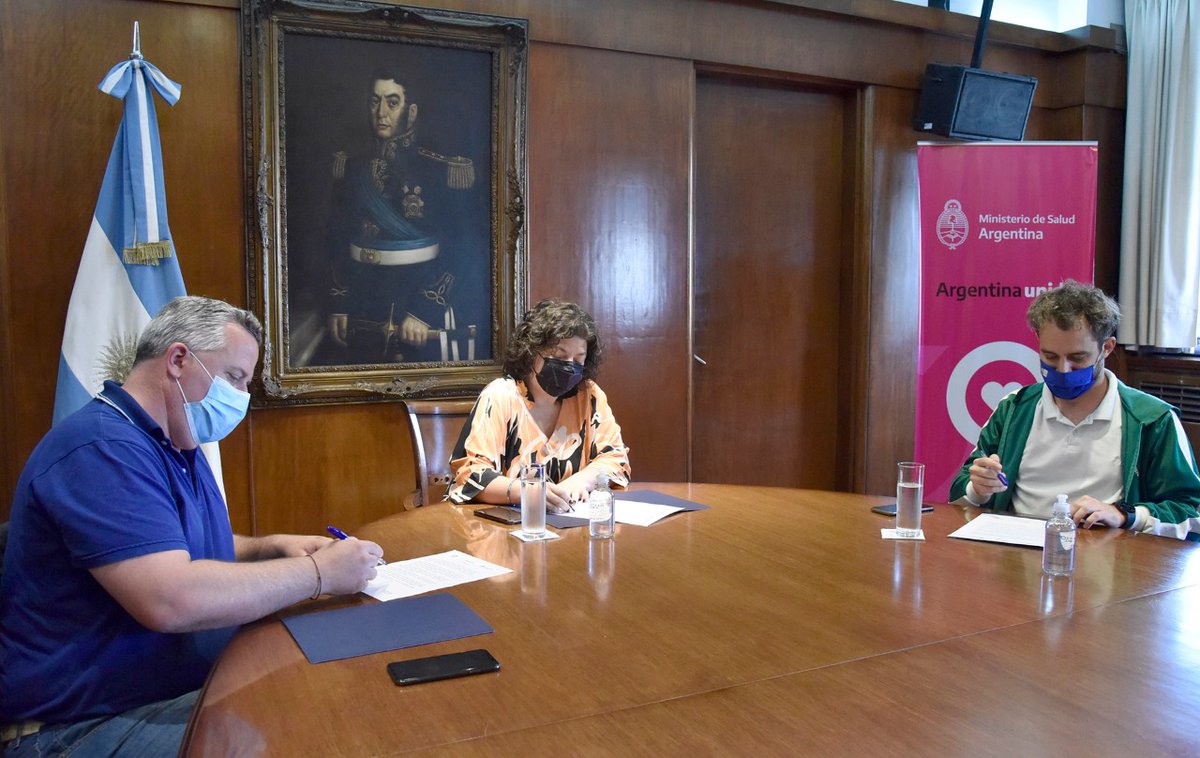 Hoy la Ministra <a href="/carlavizzotti/">Carla Vizzotti</a> volvió a reconocer el trabajo de todes en el Ministerio de Salud, garantizando un bono de fin de año de 20.000 pesos que se suman a todo lo logrado por <a href="/ATESALUD/">ATE Salud</a> este año. 👏👏 
Vamos por un mejor 2022 p todes✌️✌️
Estamos #ConstruyendoSaludEnUnidad
