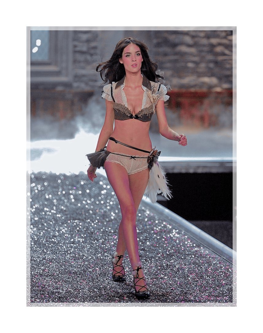 ⠀⠀ ⠀⠀
⠀⠀ ⠀⠀⠀⠀ ⠀⠀
⠀ ⠀❪𖣔❫  𝒟𝙴́𝙵𝙸𝙻𝙴́   ℋ𝙾𝙻𝙸𝙳𝙰𝚈.
      𝗛𝗜𝗚𝗛𝗟𝗔𝗡𝗗 𝗥𝗢𝗠𝗔𝗡𝗖𝗘. 
      𝓶odel.  —   𝓚𝓮𝓷𝓭𝓪𝓵𝓵 𝓙𝓮𝓷𝓷𝓮𝓻      
⠀⠀ ⠀⠀⠀⠀ ⠀⠀
⠀⠀ ⠀⠀