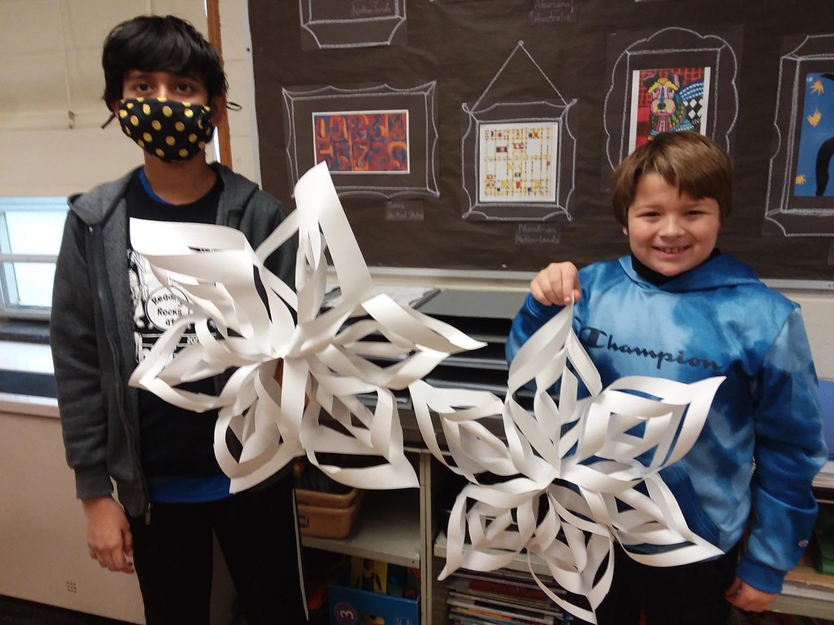 WhitneyElement1's tweet photo. Whitney students love making these snowflakes in art class! https://t.co/LqFl9X3cYP