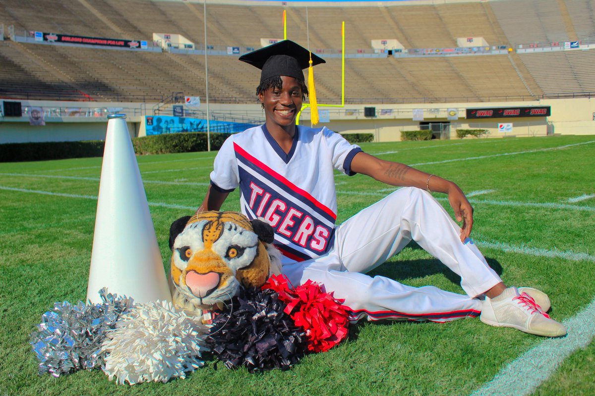 JSUTIGERSCHEER's tweet photo. Congratulations Nyaja, one of our Co-Captains for the season. We are so proud of all your hard work, dedication, and determination all 3 YEARS!! We can’t wait to see you change the world. We love you 💙🐯 @__princ3  #JSUGrad21  #gradszn https://t.co/RUFLhJX1oP