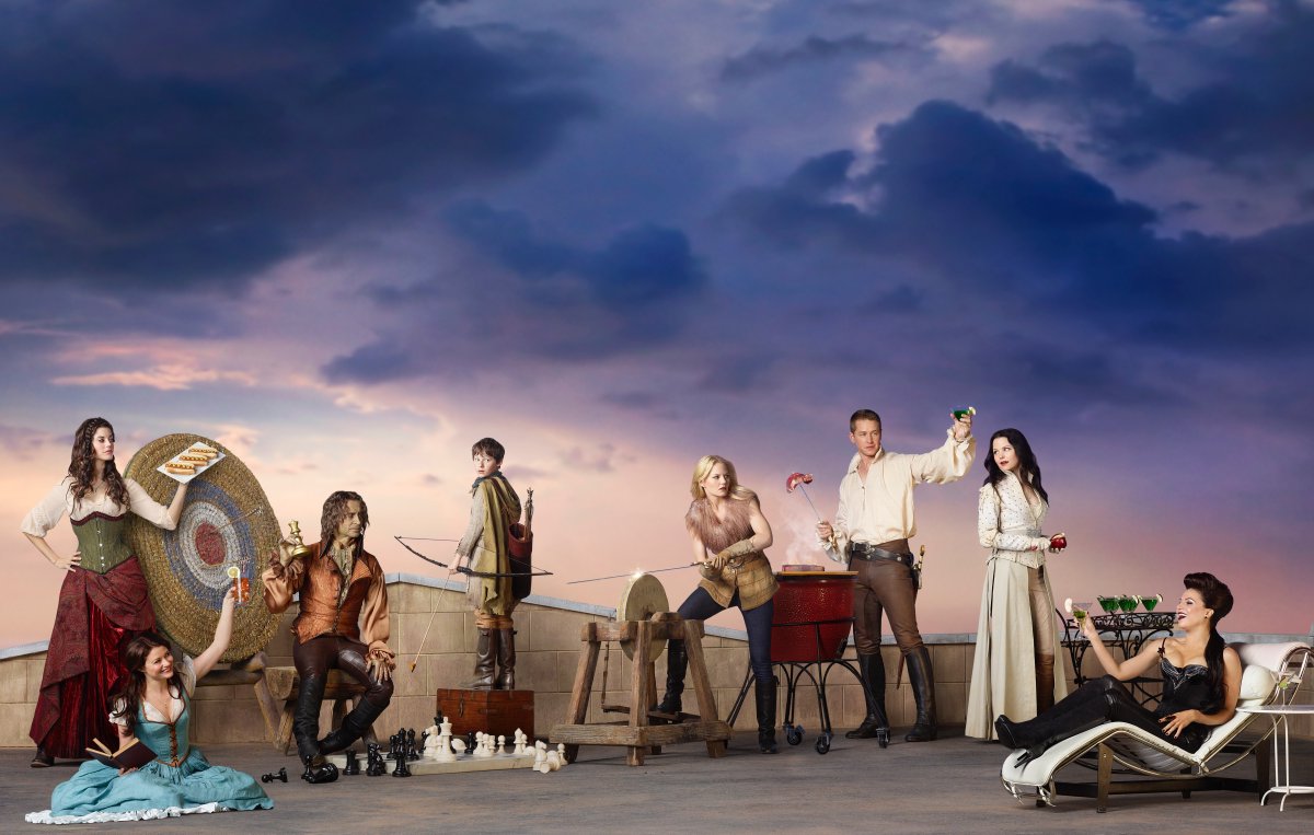 OnceABC's tweet photo. Merry Christmas! 🥂🍎🌲 https://t.co/jLzmOEXCm6