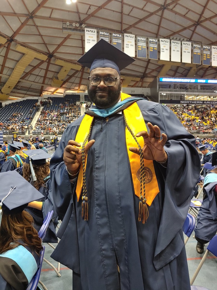NadabbWarren's tweet photo. Graduation with distinction! #NAUgrad https://t.co/XqiVgtub5G