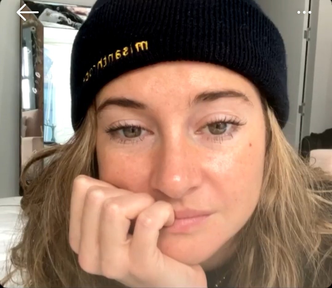 📸 | Registros de Shailene Woodley na live realizada hoje, com Debra Silverman, via instagram. 
• Para quem não teve oportunidade de assistir, a gravação ficou salva no perfil shailenewoodley.