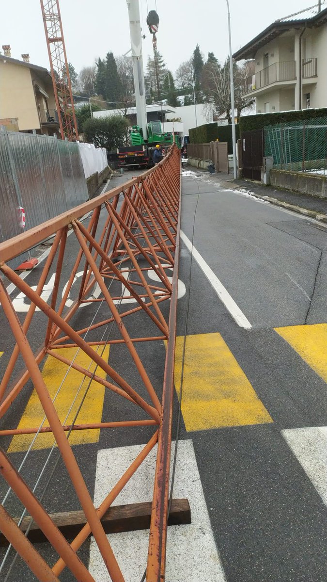grumota's tweet photo. Oggi la giornata è decisamente fredda. #edilizia #Bergamo https://t.co/NoFkjA1PK6